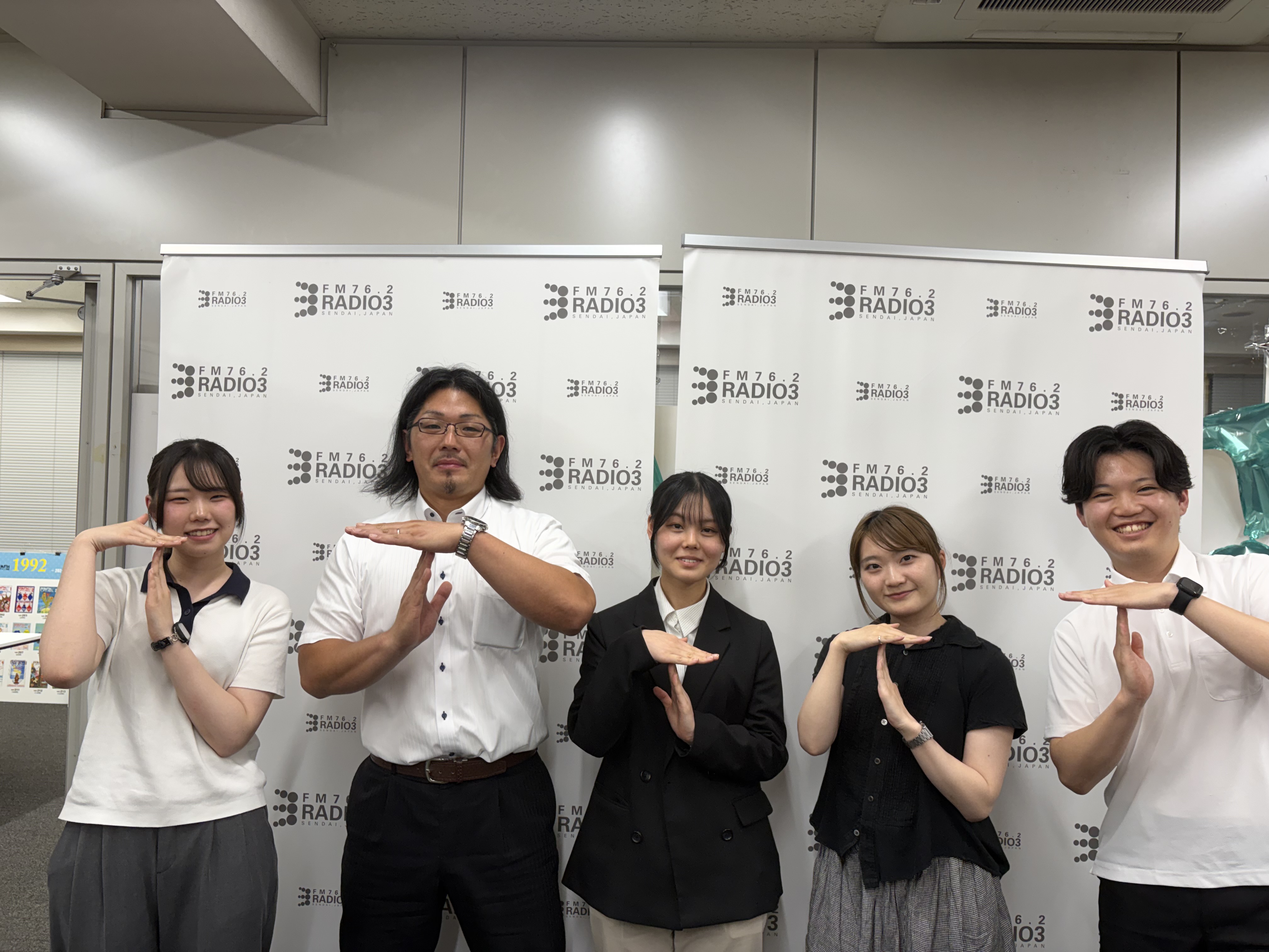 ラジオ番組「一年生ラジオ」生放送に出演する当社社員